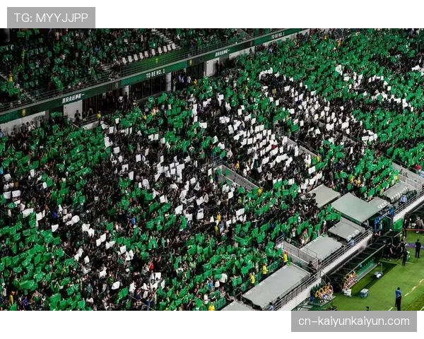 特写：诺伊尔多次神扑难救主，赛后独自向客队球迷看台致意