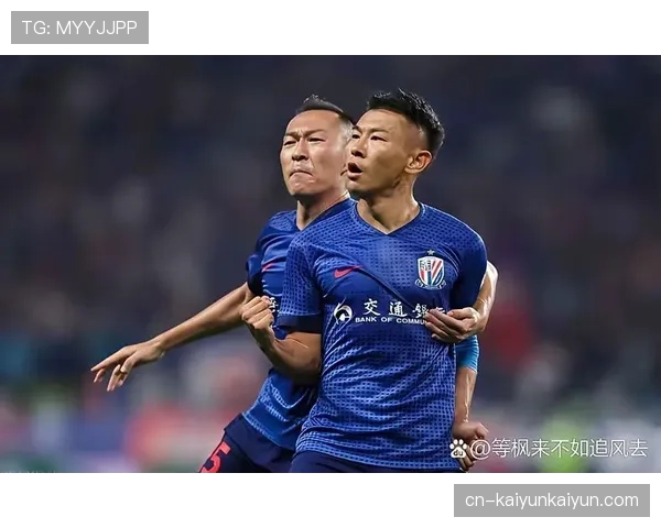 场边镜头：青岛西海岸主帅为一次未把握住的反击机会挥拳惋惜